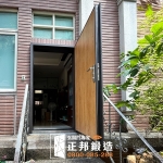 C9B-6004 (烤漆顏色FR-81255 2005WB) 平鎮雙面材質門安裝 (1)