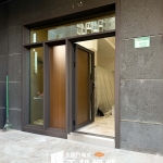 整體 木紋玻璃門 門面設計安裝(外側木紋烤漆R41+內側木紋2502門框烤漆顏色FR-81255)