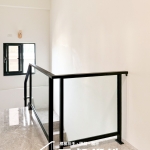 C9E-4024 (烤漆顏色FR-9622M1+10mm強化玻璃) 苗栗玻璃樓梯扶手安裝案例 (11)