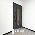 C9B-1103 烤FR-2910) 裝修玄關門安裝 (3)