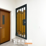 C9C-4027(簍空處加玻璃) (FR-2898G、胡桃木色、10光) 宜蘭庭院門安裝 (1)