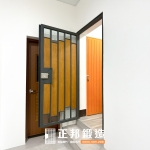 C9C-4027(簍空處加玻璃) (FR-2898G、胡桃木色、10光) 宜蘭庭院門安裝 (3)