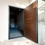 C9B-3004(FR-2898胡桃木色) 苗栗大門安裝案例 (2)