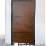 C9B-3004(FR-2898胡桃木色) 苗栗大門安裝案例 (4)