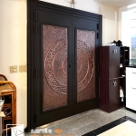 中壢鑄鋁大門安裝案例照片 烤漆色81255刷紅古銅色