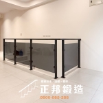 C9E-2005(FR-2898G)(10MM灰強玻四路光邊導10元角)蘆洲安裝案例 (2)