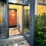 C9B-1052含開天 烤漆顏色(FR-2898門花刷3804) 內裝外開60KG門弓器 新竹客廳大門安裝案例 (3)