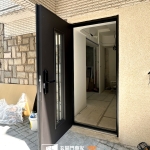 C9B-1058 烤漆顏色(FR-9637) YALE 電子鎖 門安裝案例 (4)