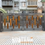 C9C-4064 不鏽鋼手動雙開社區大門A1-6086(不含木板)+大柱C9C-1094 安裝案例 (6)