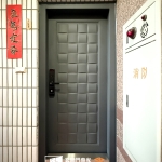 C9B-2033(烤漆色FR-2910)、E908 三重大門安裝案例 (2)