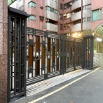 C9C-4064 不鏽鋼手動雙開社區大門A1-6086(不含木板)+大柱C9C-1094 安裝案例 (8)
