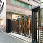 C9C-4064 不鏽鋼手動雙開社區大門A1-6086(不含木板)+大柱C9C-1094 安裝案例 (9)