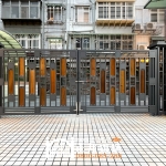 C9C-4064 不鏽鋼手動雙開社區大門A1-6086(不含木板)+大柱C9C-1094 安裝案例 (3)