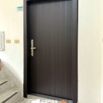 C9B-2003(烤漆色FR-8679) 中和大門安裝案例 (3)