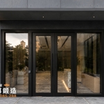 店面玻璃門設計-店面玻璃門費用-正邦鍛造-現代別墅，深灰色水泥板外牆設計