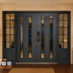 AI 模擬示意圖：正邦鍛造C9B-1084 (烤漆顏色FR-2910) 桃園門面包框 0970960683  南洋風格室內玄關，米色砂岩質感牆面，深色柚木地板設計