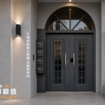 公寓一樓信箱大門-公寓信箱組合門-正邦鍛造-現代簡約風公寓住宅，搭配水泥灰色外牆設計