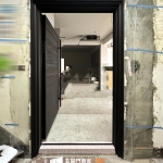 咖啡消光鑄鋁門施工細節，新店包框換門安裝案例，藝術大斗框門框收邊與質感設計分享