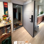 一般大樓住家換門，新店包框換門施工使用【C9B-2001／FR-2884】灰消光玄關門