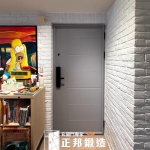 新店一般大樓住家換門案例，使用【C9B-2001／FR-2884】灰消光玄關門包框換門完工分享