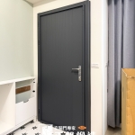 新竹住家換門案例，安裝【C9B-2058／FR-2910】深灰消光玄關門提升住宅隔音效果與門面質感