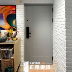 新店大樓玄關門更換案例，住家安裝【C9B-2001／FR-2884】灰消光玄關門提升門面質感