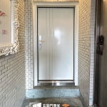 台北住家換門案例，安裝【C9B-2061／FR-1738】白平光玄關門提升住宅隔音效果與門面質感