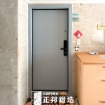 新店玄關門推薦案例，使用【C9B-2001／FR-2884】灰消光玄關門提升住宅安全與現代感