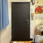 中壢住家換門案例，保留原外鐵門僅更新內玄關門，安裝【C9B-2001／FR-2898】深灰砂玄關門提升門面質感