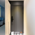 桃園住家換門案例，安裝【C9B-2040／FR-2910】深灰消光玄關門，上方加開天與側封板避開梁柱設計