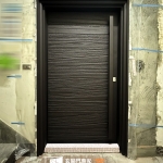新店自地自建玄關門推薦案例，咖啡消光鑄鋁門安裝完成，使用C9A-1051門型搭配FR-8679烤漆色號