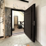 現代自地自建玄關門推薦，新店咖啡消光鑄鋁門開門角度展示，提升整體住宅質感與安全性
