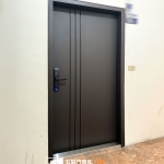 台中玄關門推薦案例，使用【C9B-2040／FR-81255】咖啡砂玄關門搭配H35B電子鎖與多氣密隔音結構完工分享