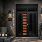 正邦鍛造C9B-3008社區大門｜輕工業風社區入口設計，深灰色清水模牆面搭配黑色金屬格柵大門與景觀植栽，打造現代感住宅門面