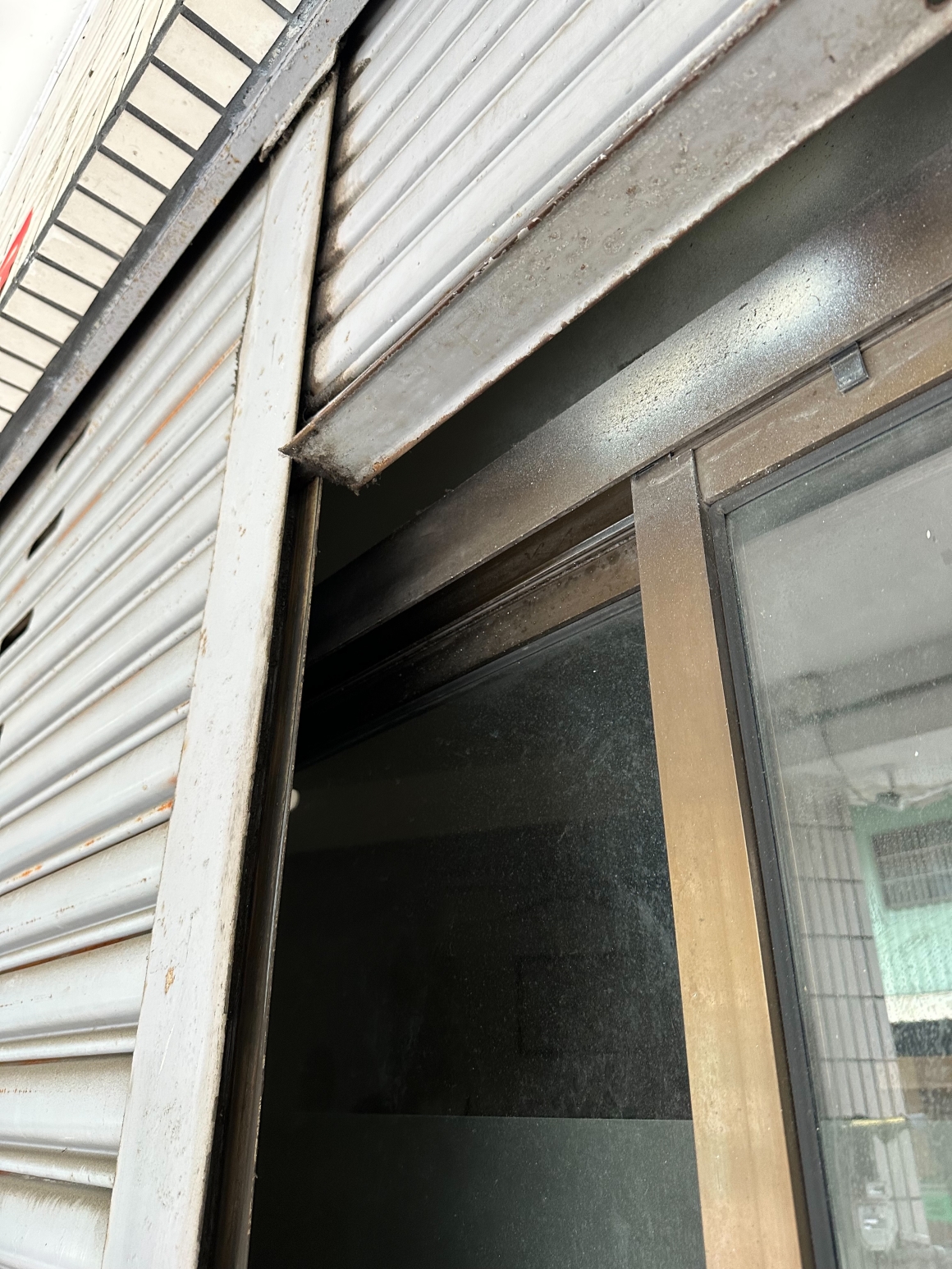包框換門施工細節，免拆原有鐵捲門，保留原結構新增玄關門