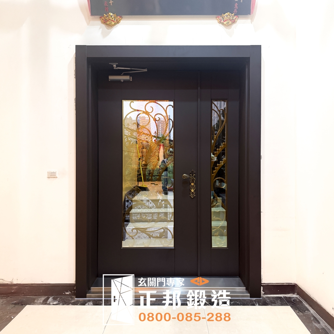 淡水透天住宅玄關門室內完工照，包框換門後黑色子母門提升隔音、氣密與居家安全