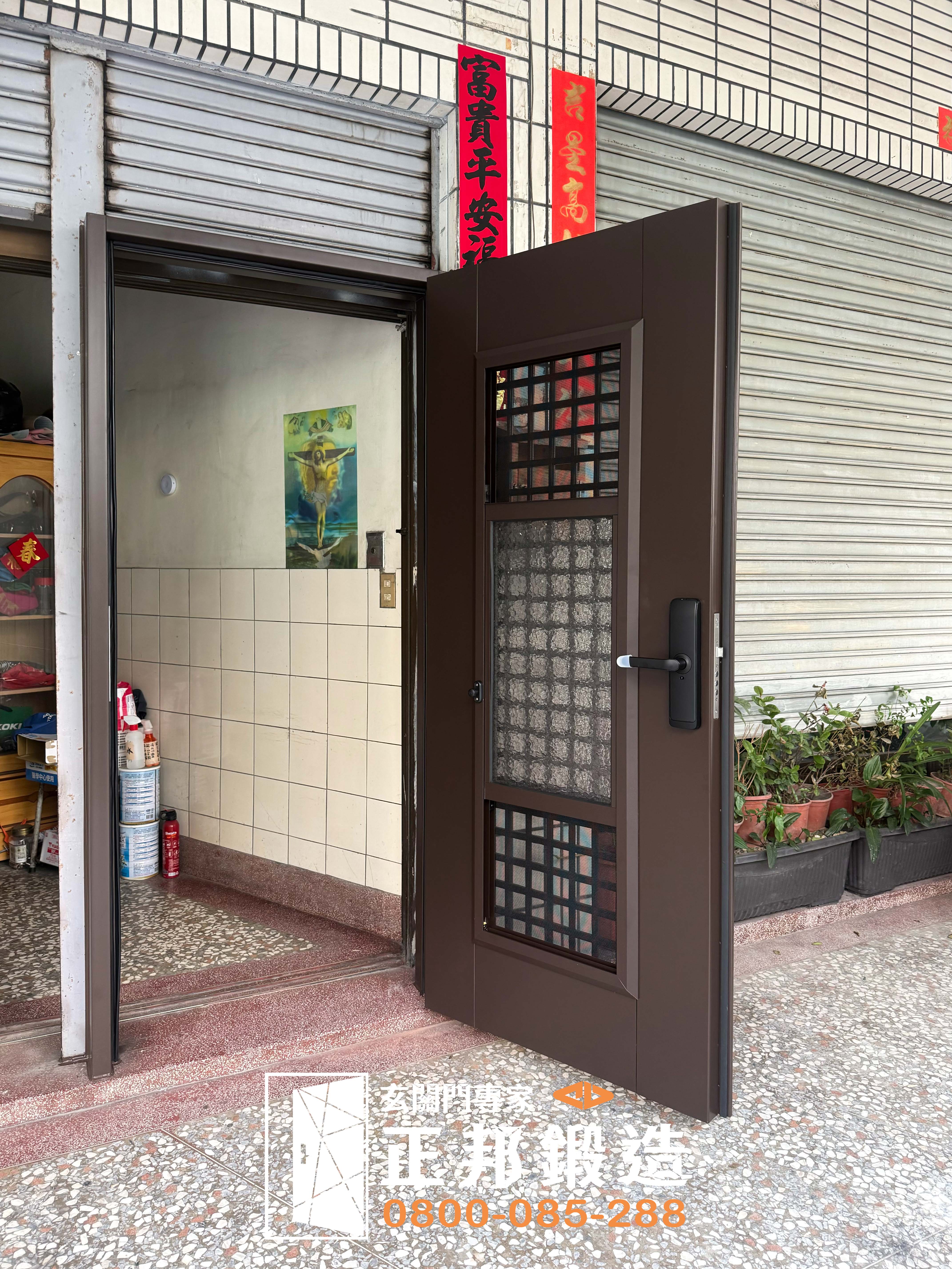 鐵捲門改小門案例，免拆鐵捲門新增三合一通風玄關門，可調玻璃搭配防蚊紗網，日常進出更方便