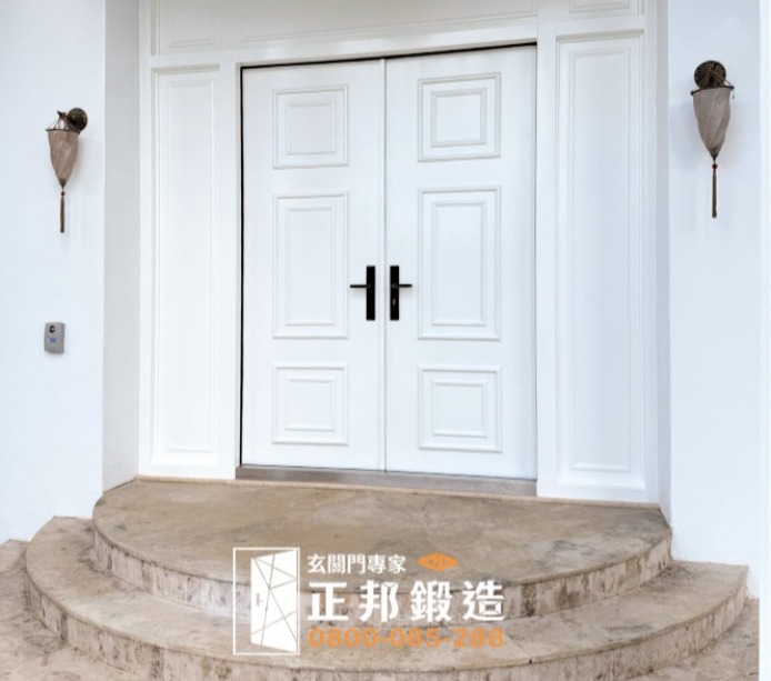 白色大門現代設計範例_正邦鍛造烤漆質感
