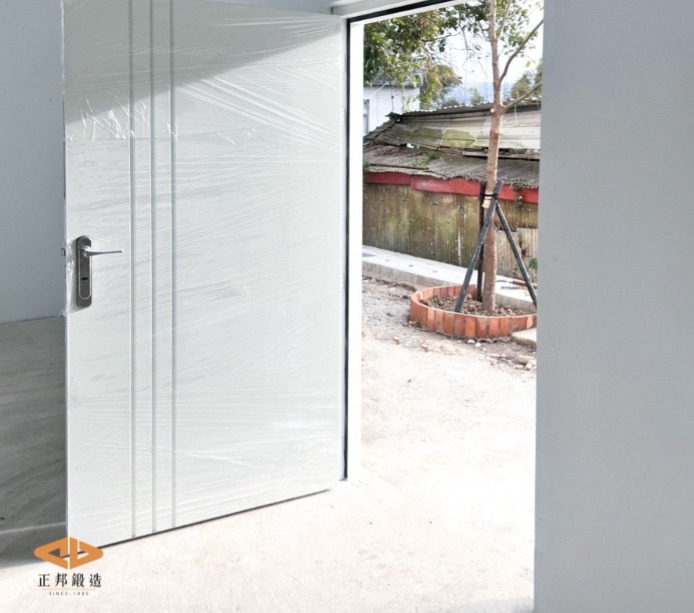 白色大門夜間暖白光氛圍_正邦鍛造