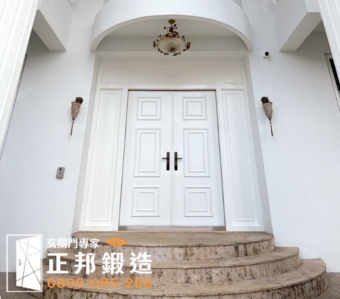 白色大門明亮玄關場景_色彩心理學應用_正邦鍛造