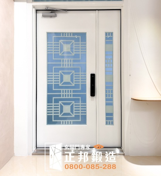 白色大門整潔門廊示範_行為科學應用_正邦鍛造
